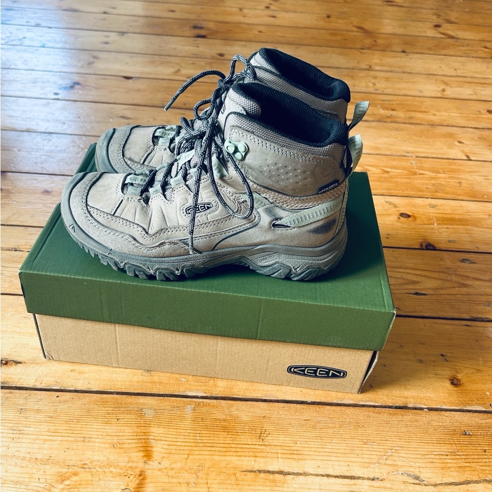 KEEN Targhee IV Women’s Mid Hiking Boots Waterproof - Basically New Worn Once